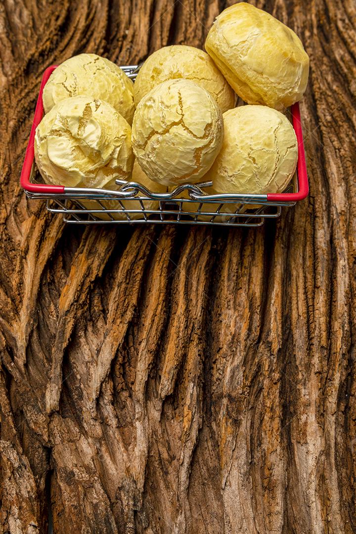 Pao de queijo comida sobre uma mesa de madeira Imagem JPG
