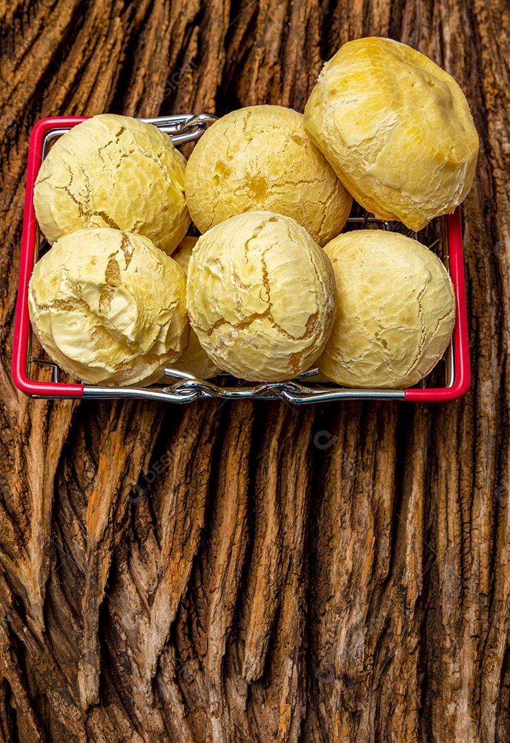 Pao de queijo comida sobre uma mesa de madeira Imagem JPG