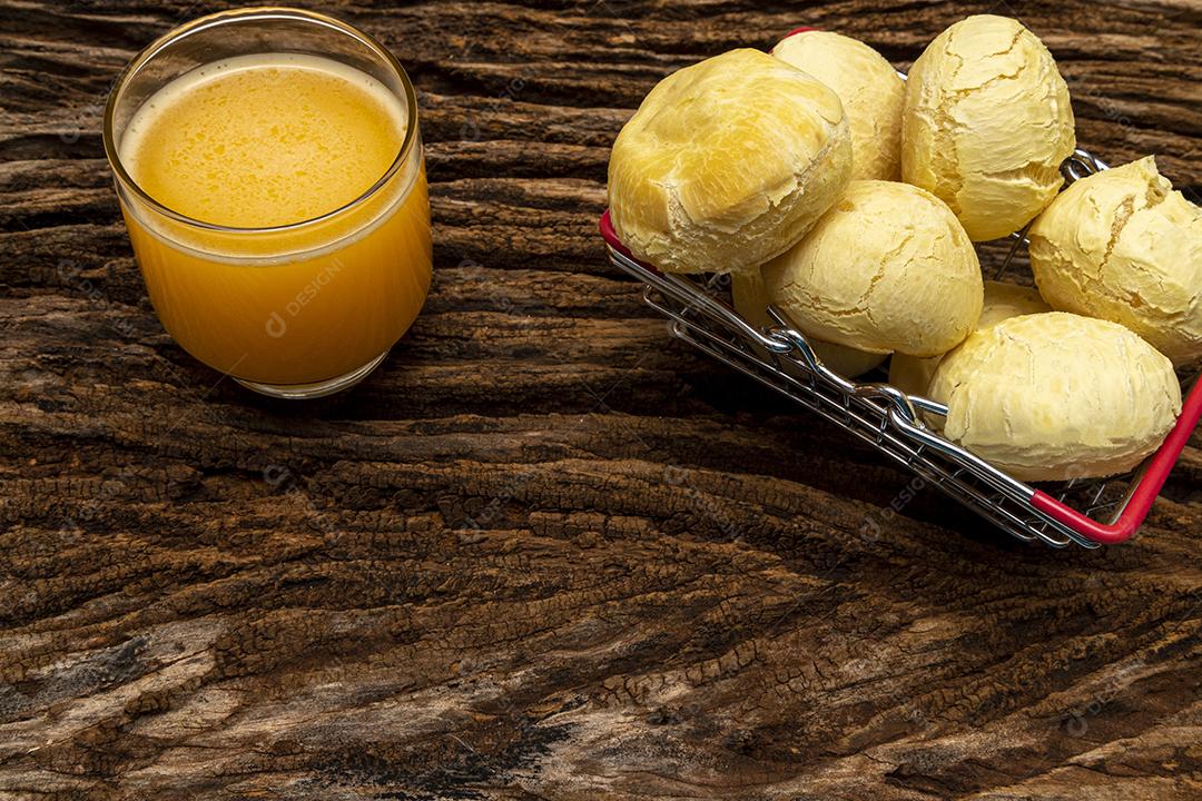 Pao de queijo comida sobre uma mesa de madeira Imagem JPG