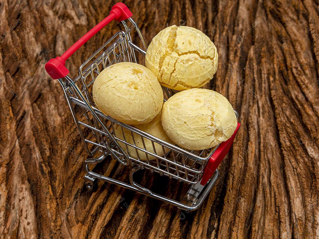 Pao de queijo comida sobre uma mesa de madeira Imagem JPG