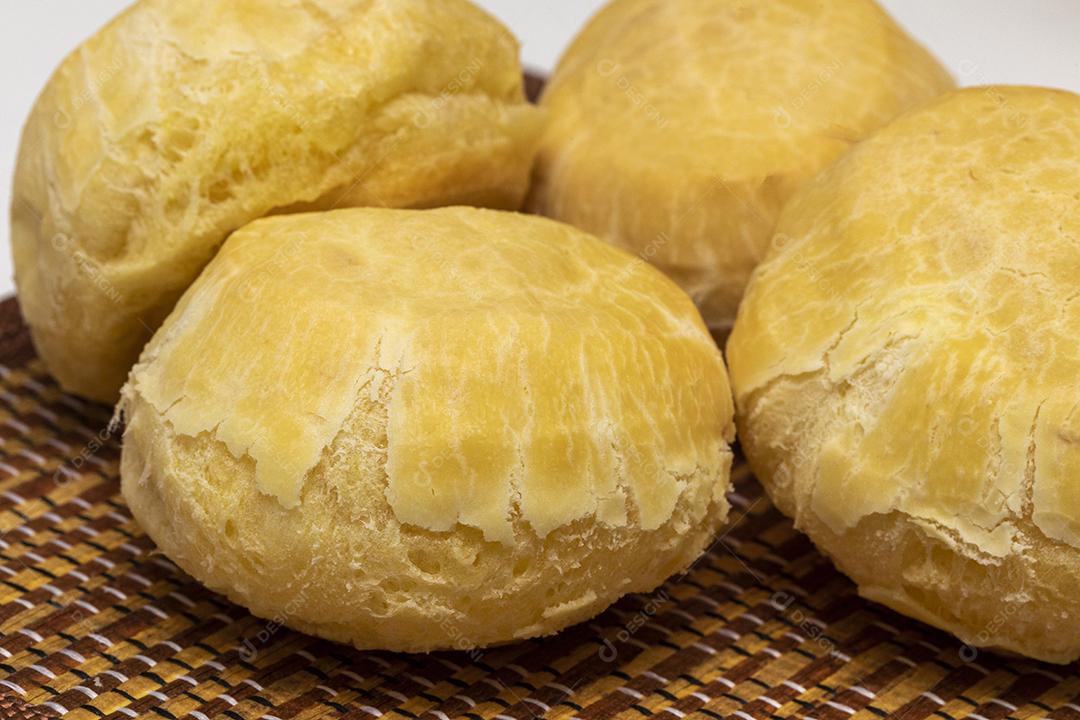 Pao de queijo comida sobre uma mesa de madeira Imagem JPG