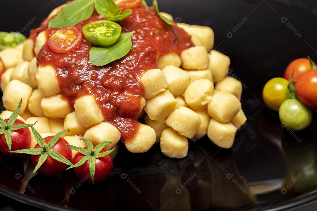 Nhoque com molho de tomate orgânico natural Imagem JPG