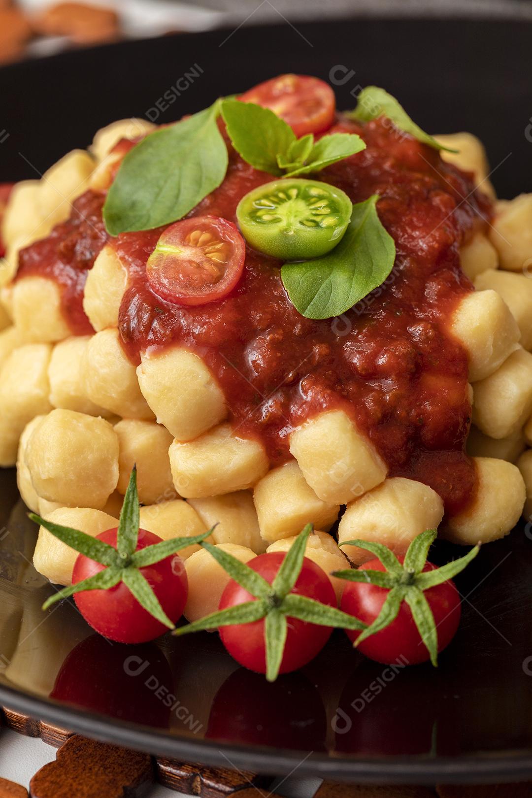 Nhoque à bolonhesa com molho de tomate Imagem JjPG