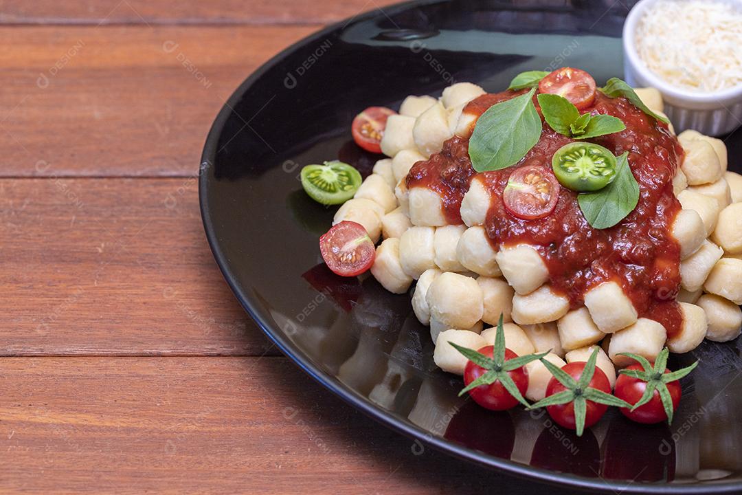 Nhoque com molho de tomate orgânico natural Imagem JPG