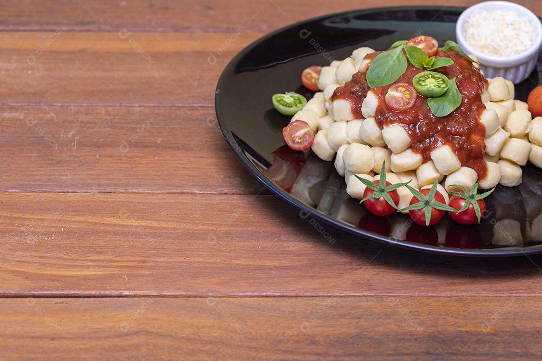 Nhoque com molho de tomate orgânico natural Imagem JPG