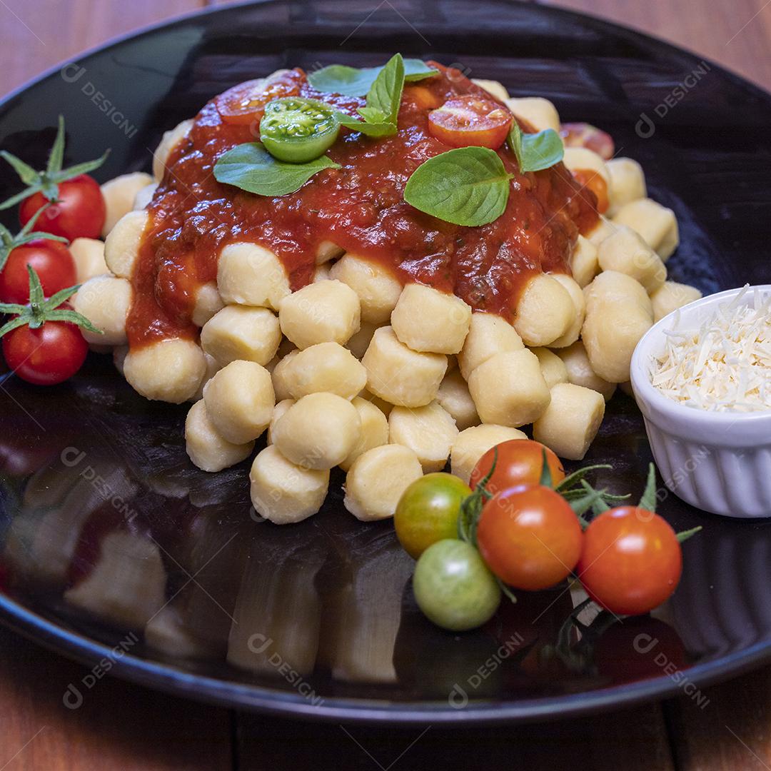 Nhoque com molho de tomate orgânico natural Imagem JPG