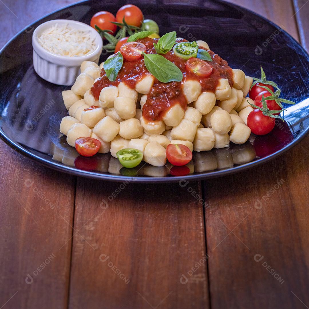 Nhoque com molho de tomate orgânico natural Imagem JPG