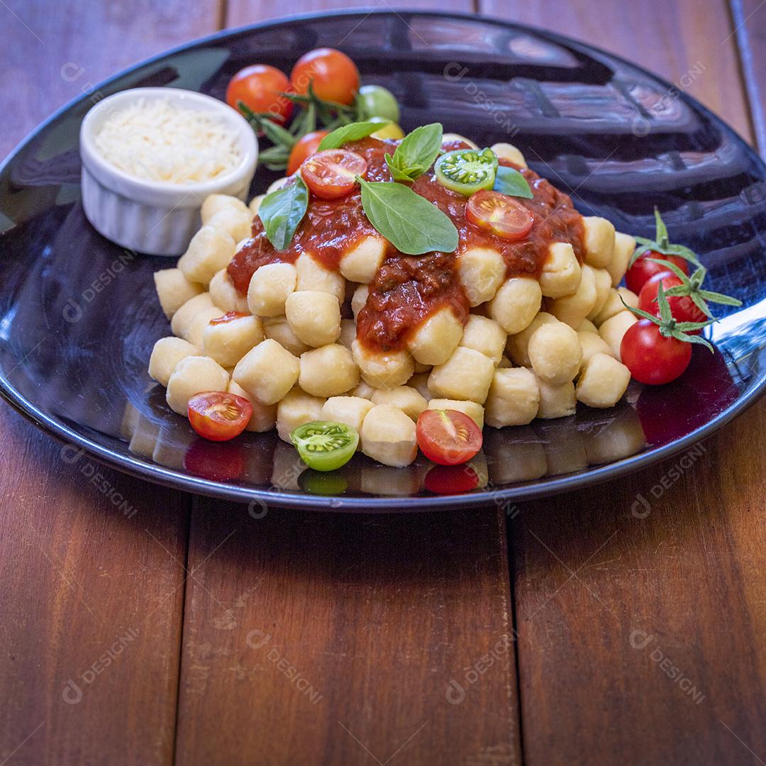 Nhoque com molho de tomate orgânico natural Imagem JPG