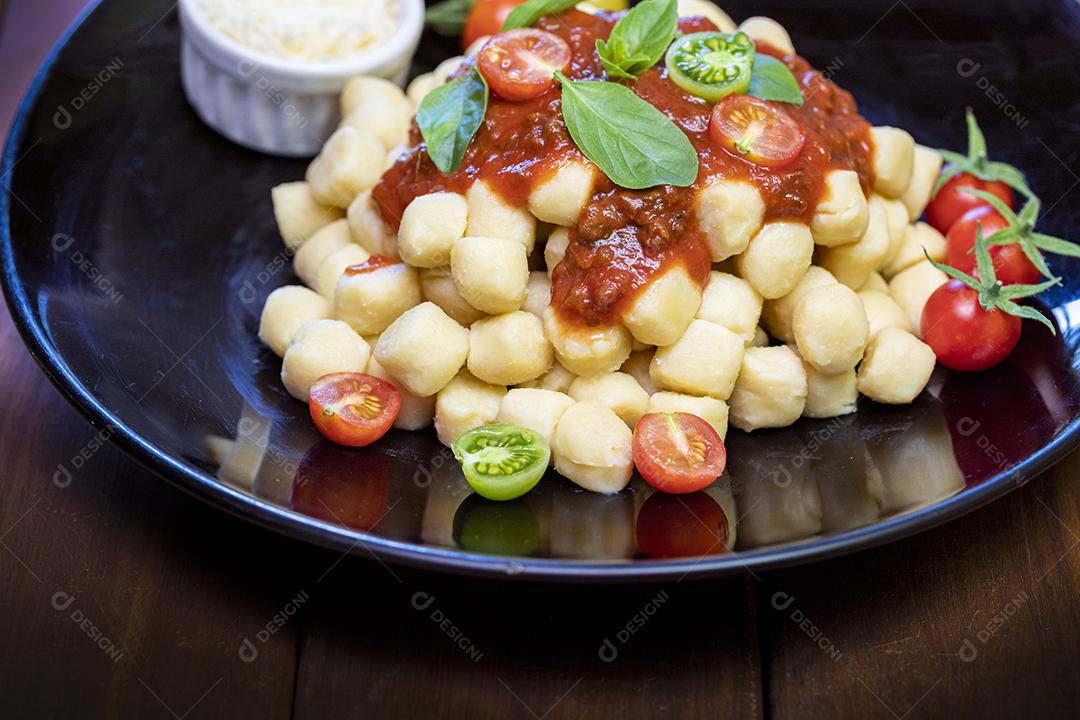 Nhoque com molho de tomate orgânico natural Imagem JPG