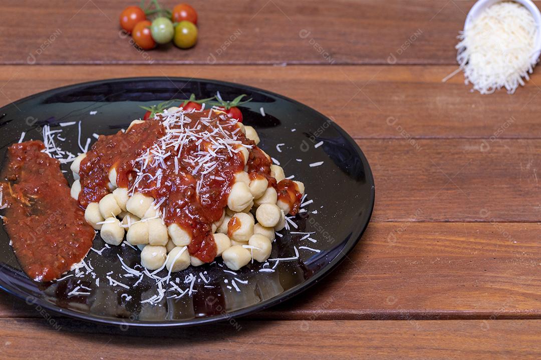 Nhoque com molho de tomate orgânico natural Imagem JPG