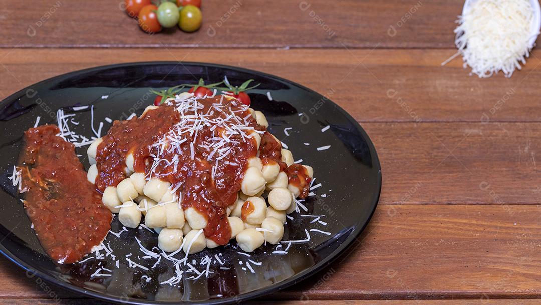 Nhoque com molho de tomate orgânico natural Imagem JPG