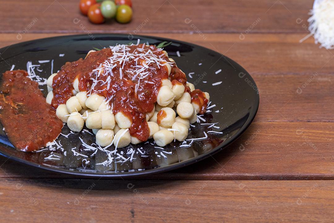 Nhoque com molho de tomate orgânico natural Imagem JPG