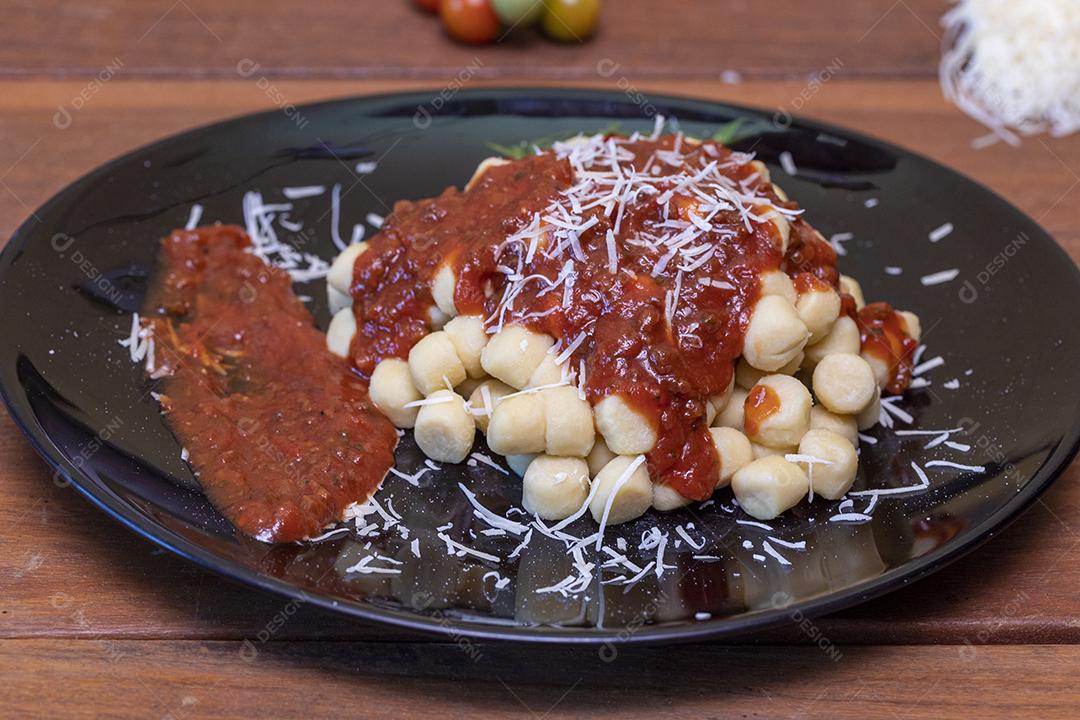 Nhoque com molho de tomate orgânico natural Imagem JPG