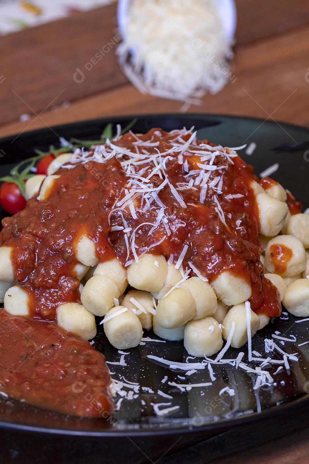 Nhoque com molho de tomate orgânico natural Imagem JPG