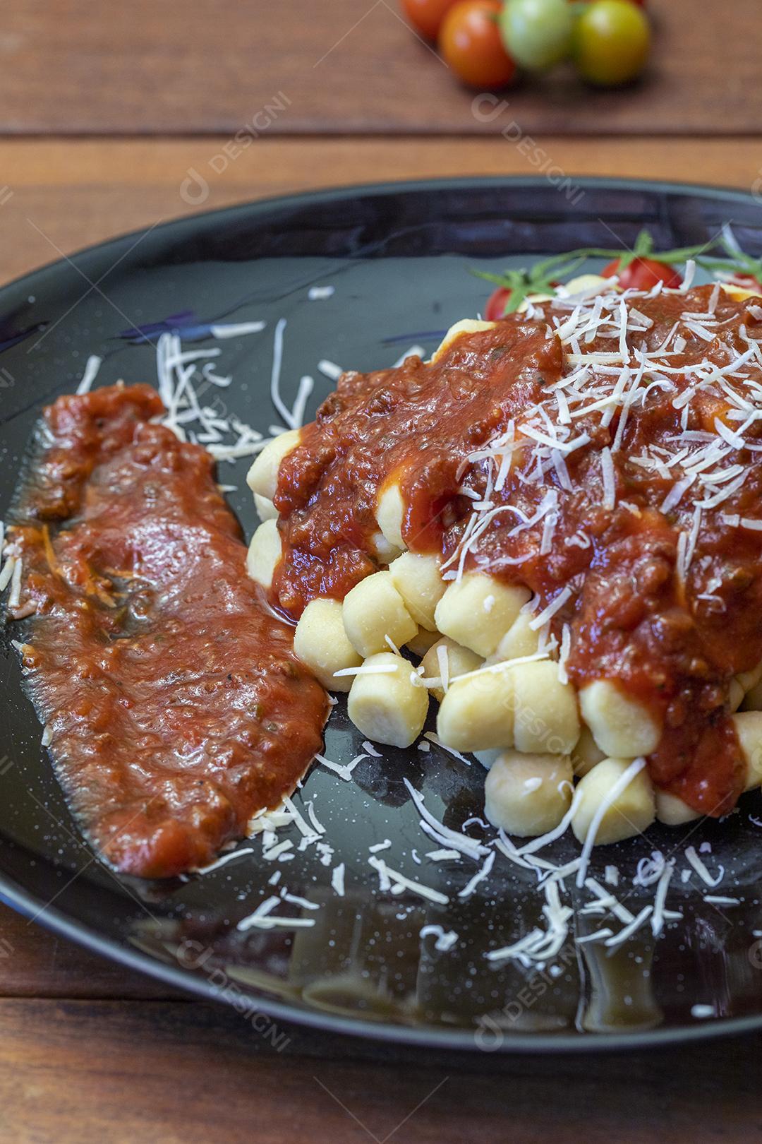 Nhoque com molho de tomate orgânico natural Imagem JPG