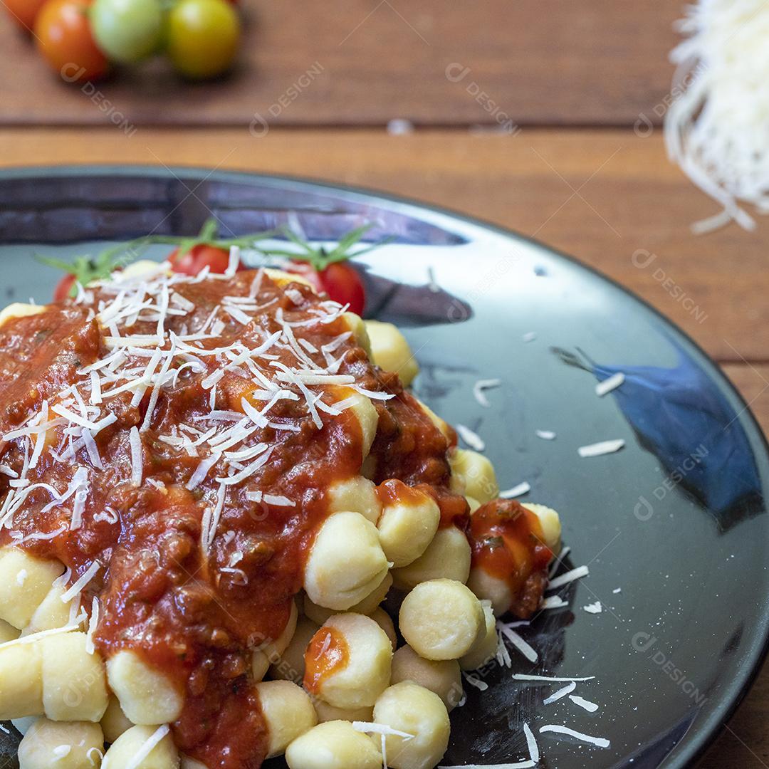 Nhoque com molho de tomate orgânico natural Imagem JPG