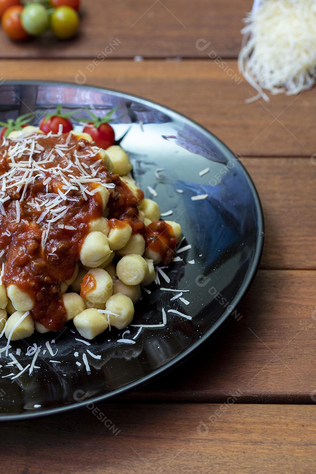 Nhoque com molho de tomate orgânico natural Imagem JPG