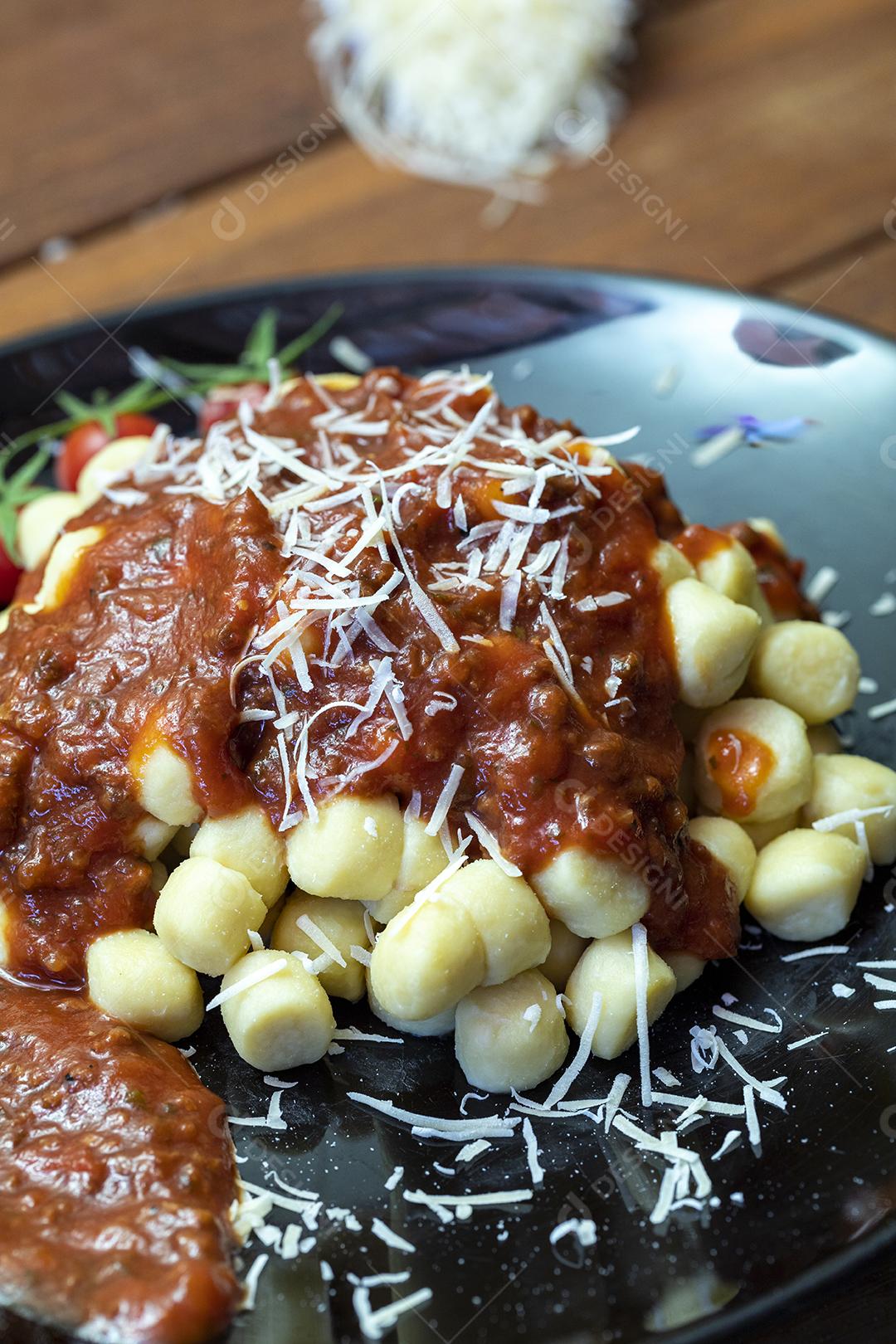 Nhoque com molho de tomate orgânico natural Imagem JPG