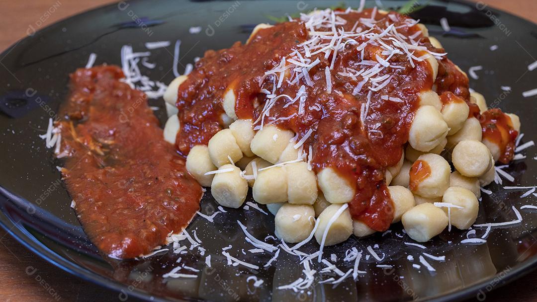 Nhoque com molho de tomate orgânico natural Imagem JPG