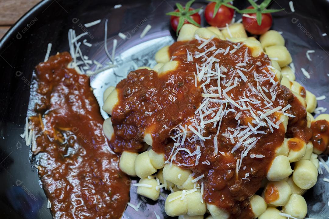 Nhoque com molho de tomate orgânico natural Imagem JPG