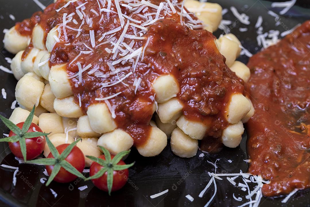 Nhoque com molho de tomate orgânico natural Imagem JPG