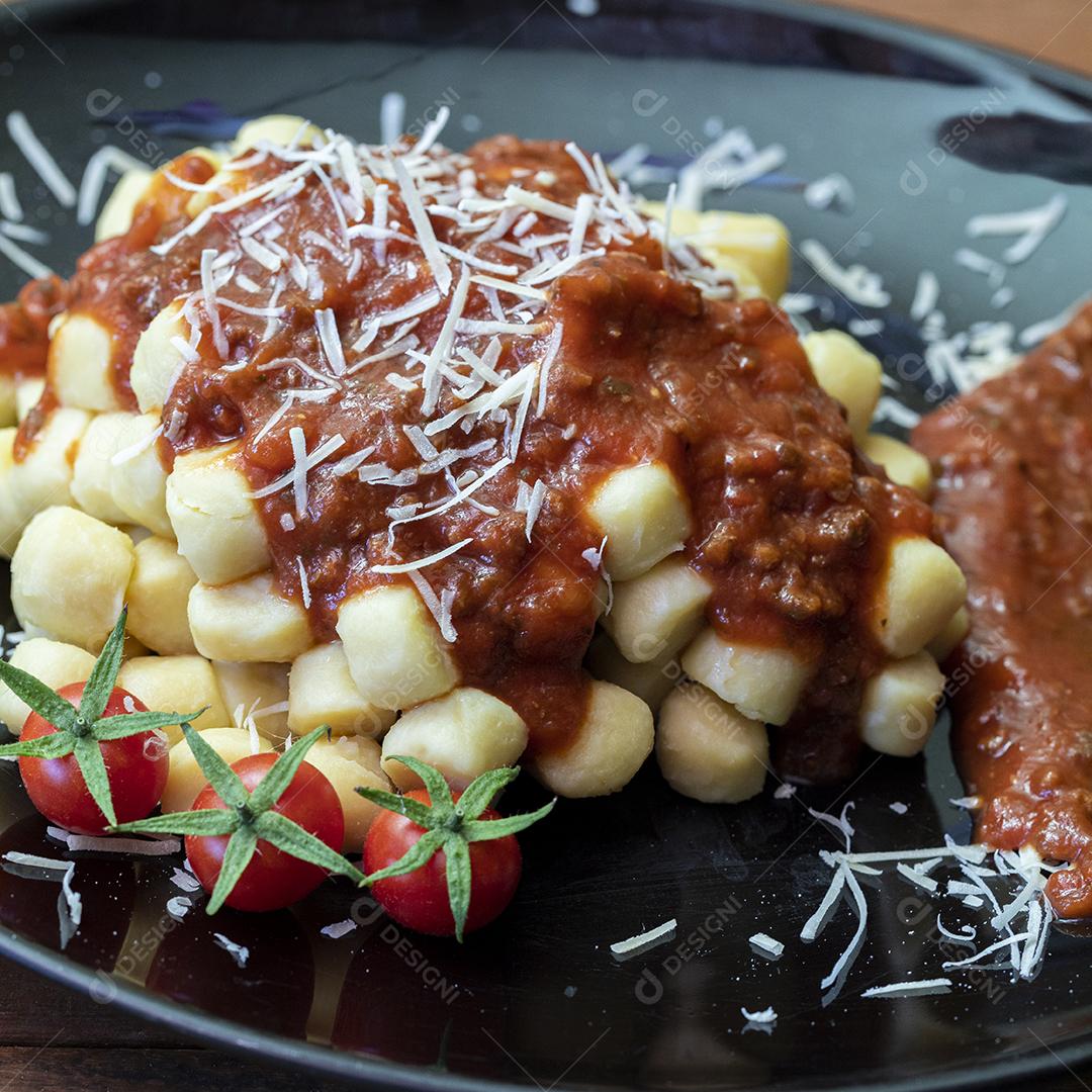 Nhoque com molho de tomate orgânico natural Imagem JPG