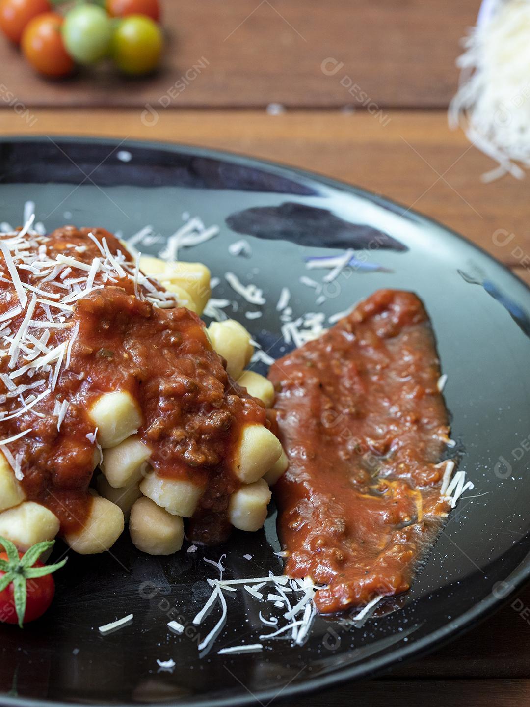 Nhoque com molho de tomate orgânico natural Imagem JPG