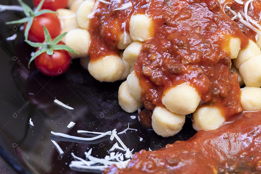 Nhoque com molho de tomate orgânico natural Imagem JPG