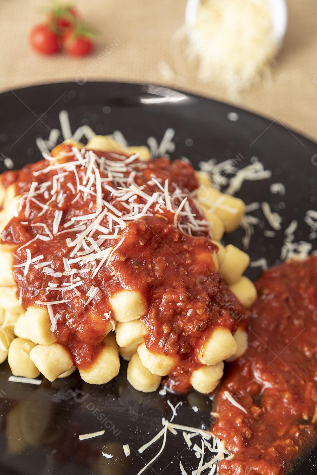 Nhoque com molho de tomate orgânico natural Imagem JPG