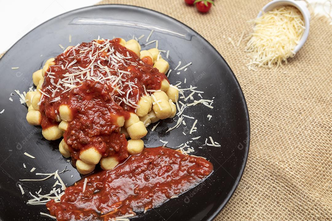 Nhoque com molho de tomate orgânico natural Imagem JPG