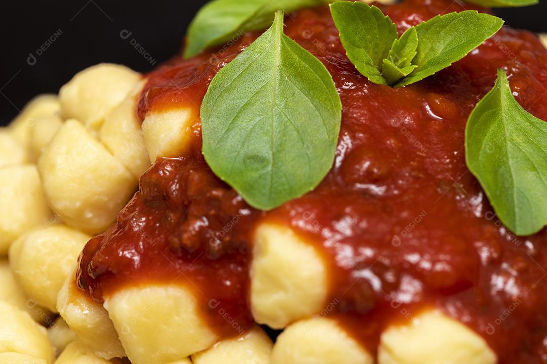 Fotos Gnocchi di patata, macarrão de batata italiano com molho de tomate e manjericão