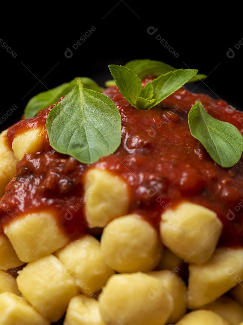 Fotos Gnocchi di patata, macarrão de batata italiano com molho de tomate e manjericão