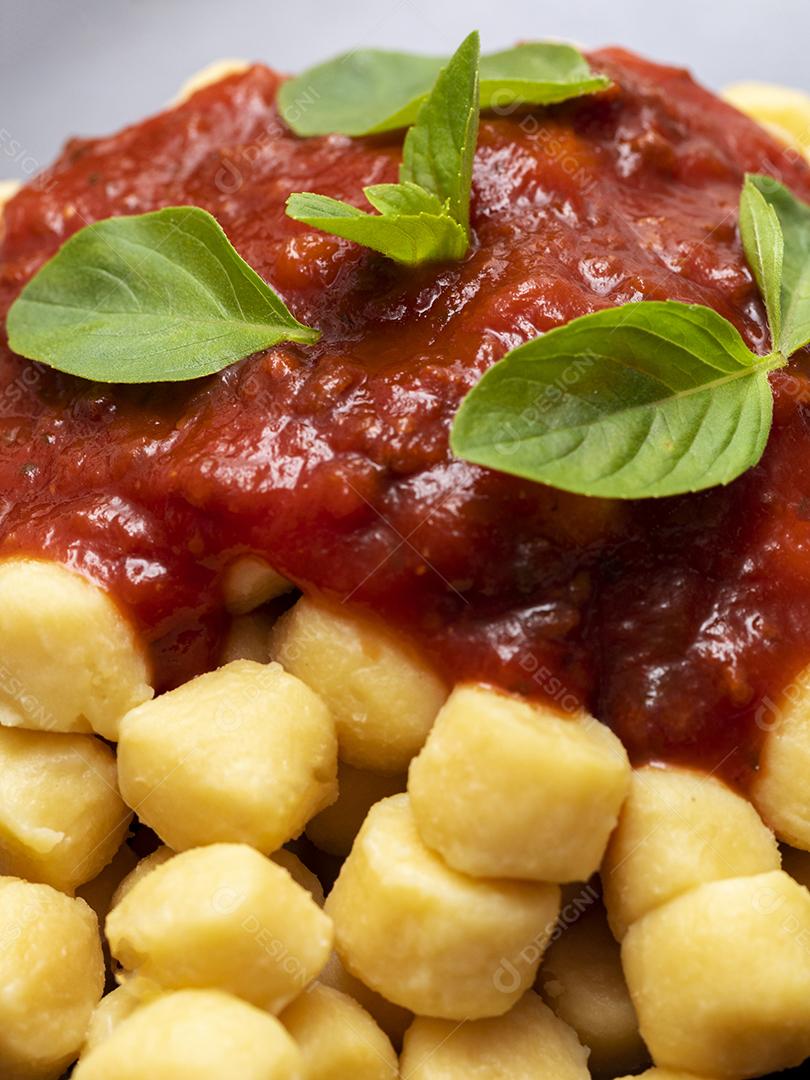 Fotos Gnocchi di patata, macarrão de batata italiano com molho de tomate e manjericão