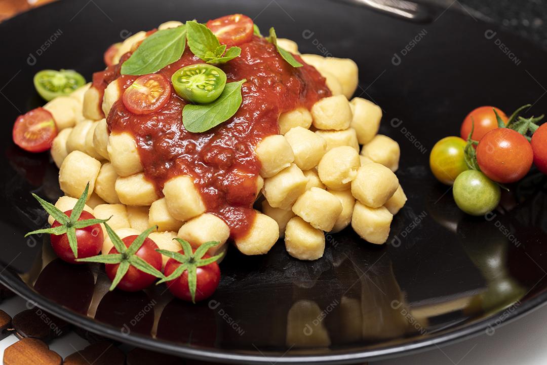 Nhoque De batata com molho de tomate orgânico natural Imagem JPG