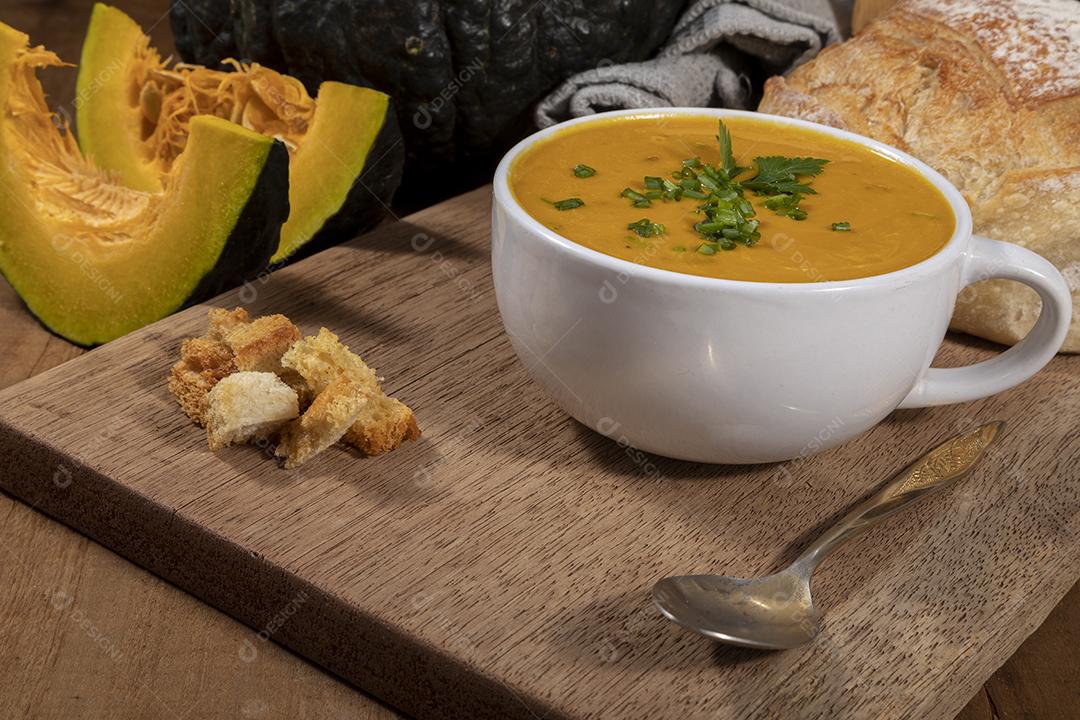 Caldo de abóbora em fundo de madeira Imagem JPG