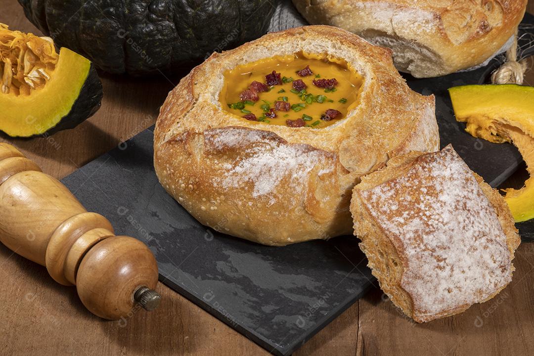 Caldo de abóbora com bacon em cima do pão italiano Imagem JPG