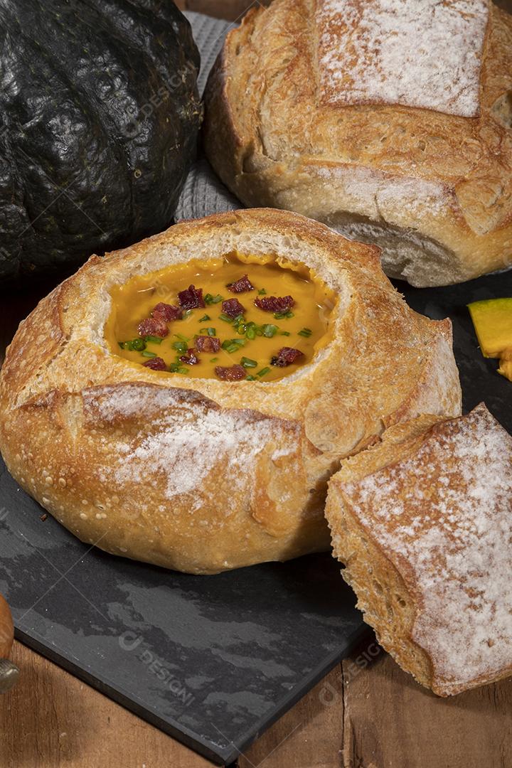 Caldo de abóbora com bacon em cima do pão italiano Imagem JPG