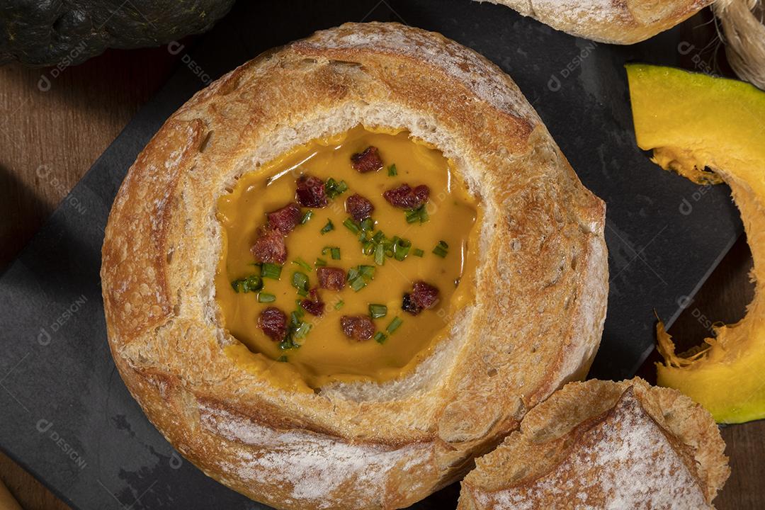 Caldo de abóbora com bacon em cima do pão italiano Imagem JPG