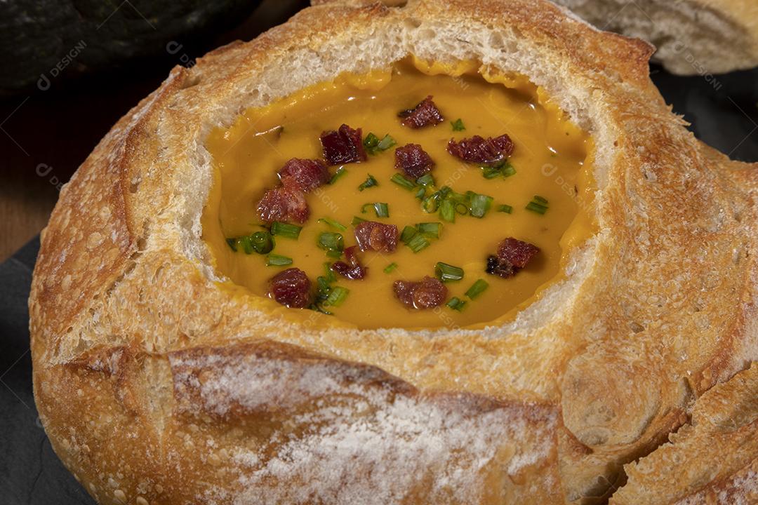Caldo de abóbora com bacon em cima do pão italiano Imagem JPG