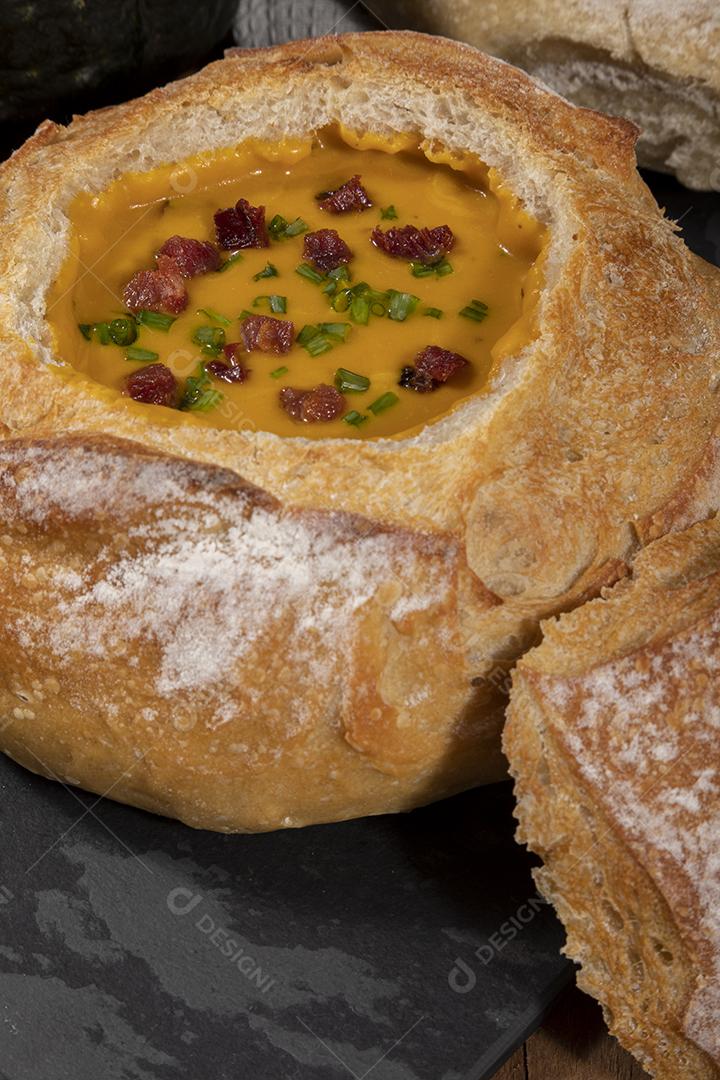 Caldo de abóbora com bacon em cima do pão italiano Imagem JPG