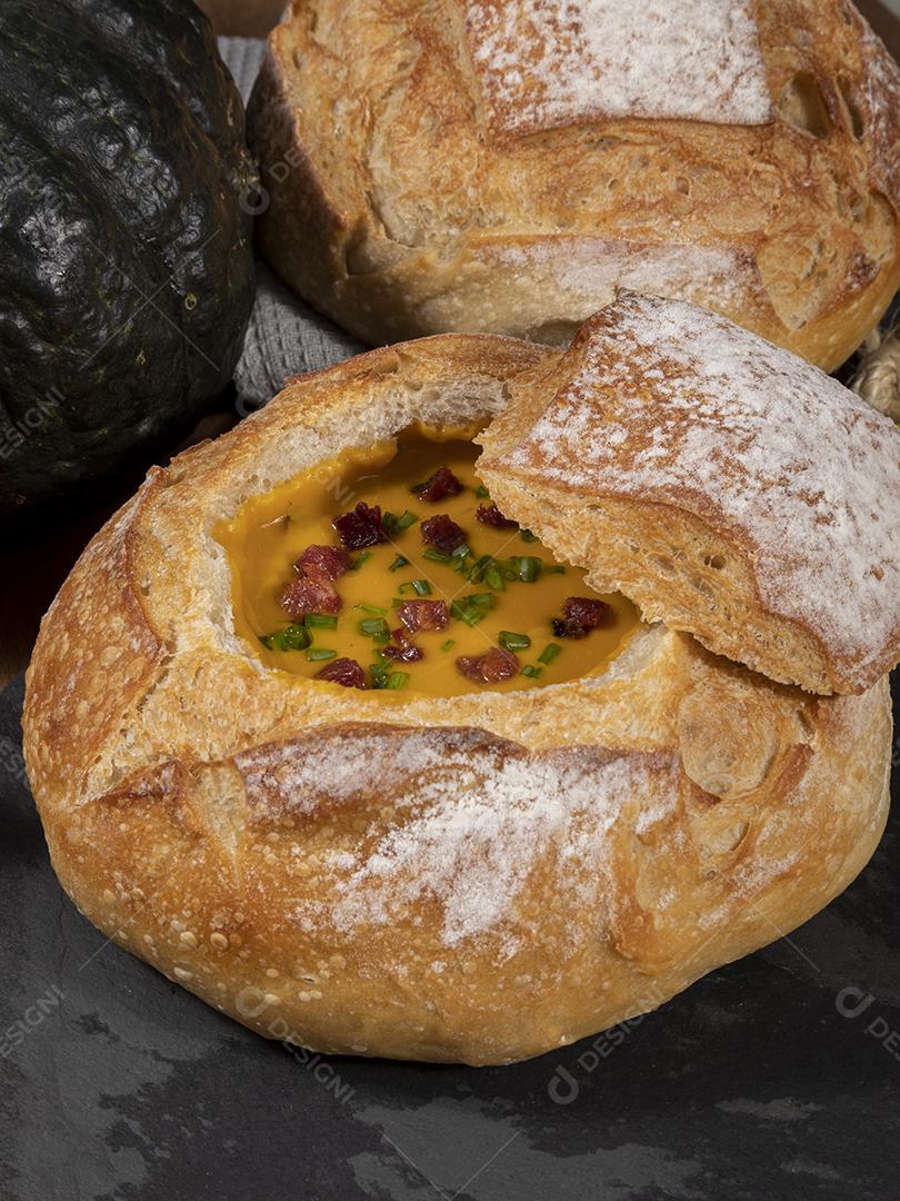 Caldo de abóbora com bacon em cima do pão italiano Imagem JPG