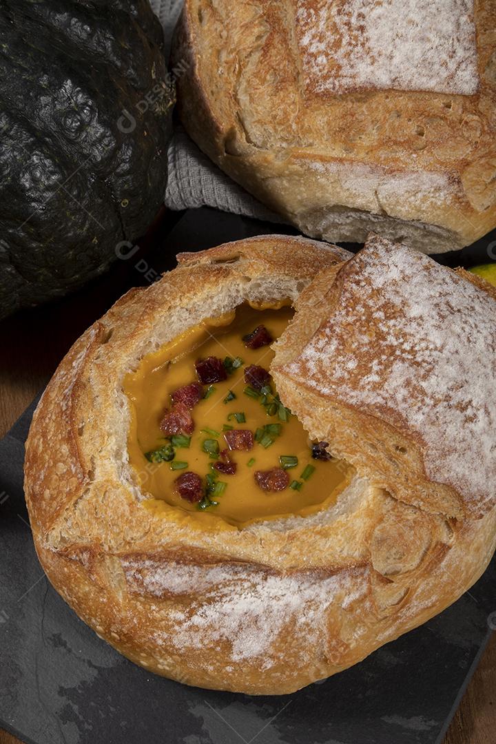 Caldo de abóbora com bacon em cima do pão italiano Imagem JPG