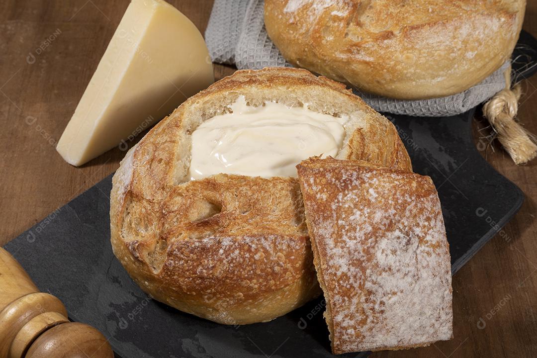 Cream cheese dentro de pão italiano com croutons, fondue Imagem JPG
