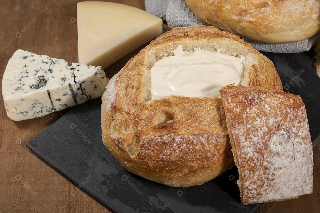 Cream cheese dentro de pão italiano com croutons, fondue Imagem JPG