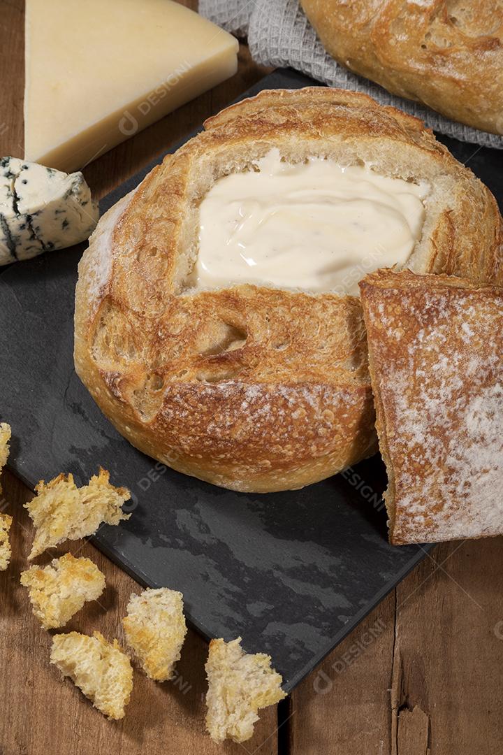 Cream cheese dentro de pão italiano com croutons, fondue Imagem JPG