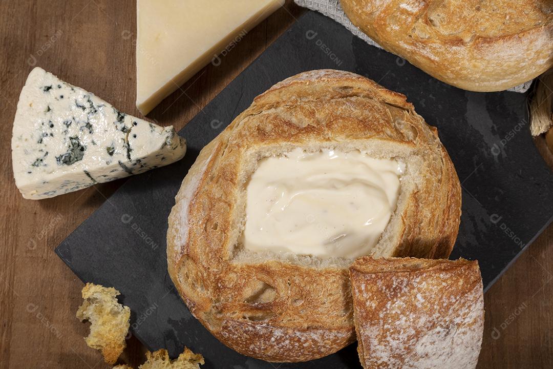 Cream cheese dentro de pão italiano com croutons, fondue Imagem JPG