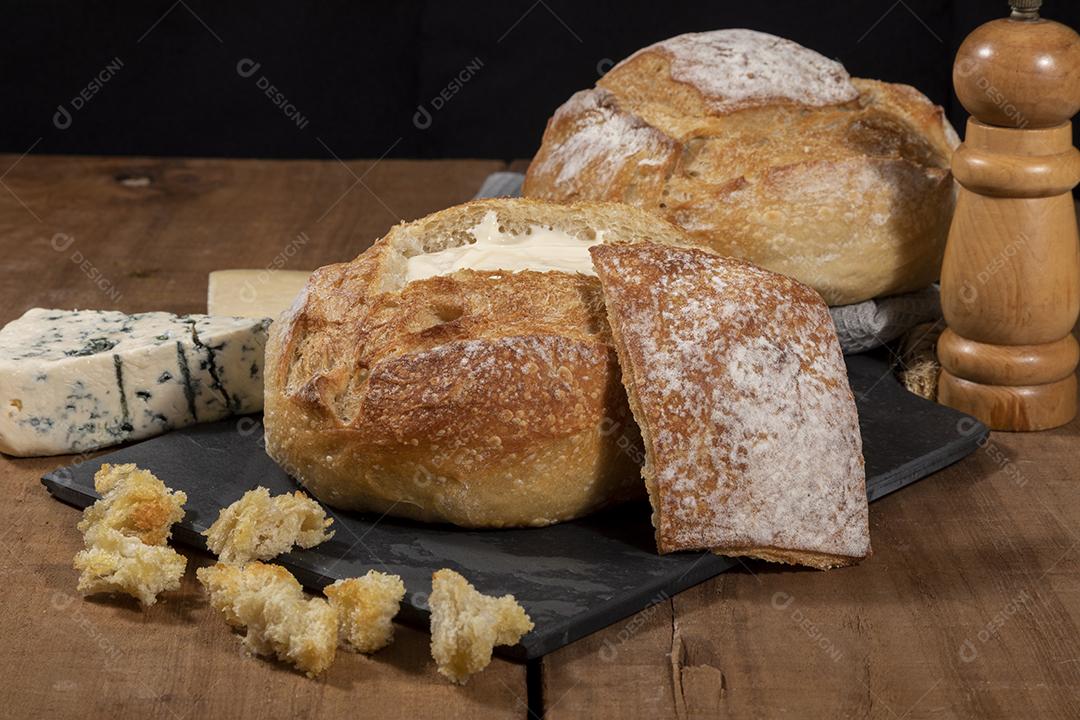 Cream cheese dentro de pão italiano com croutons, fondue Imagem JPG