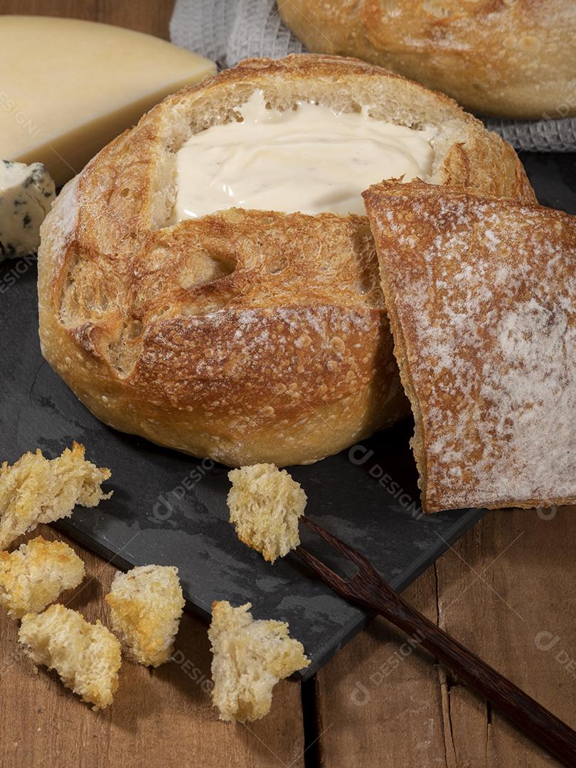 Cream cheese dentro de pão italiano com croutons, fondue Imagem JPG