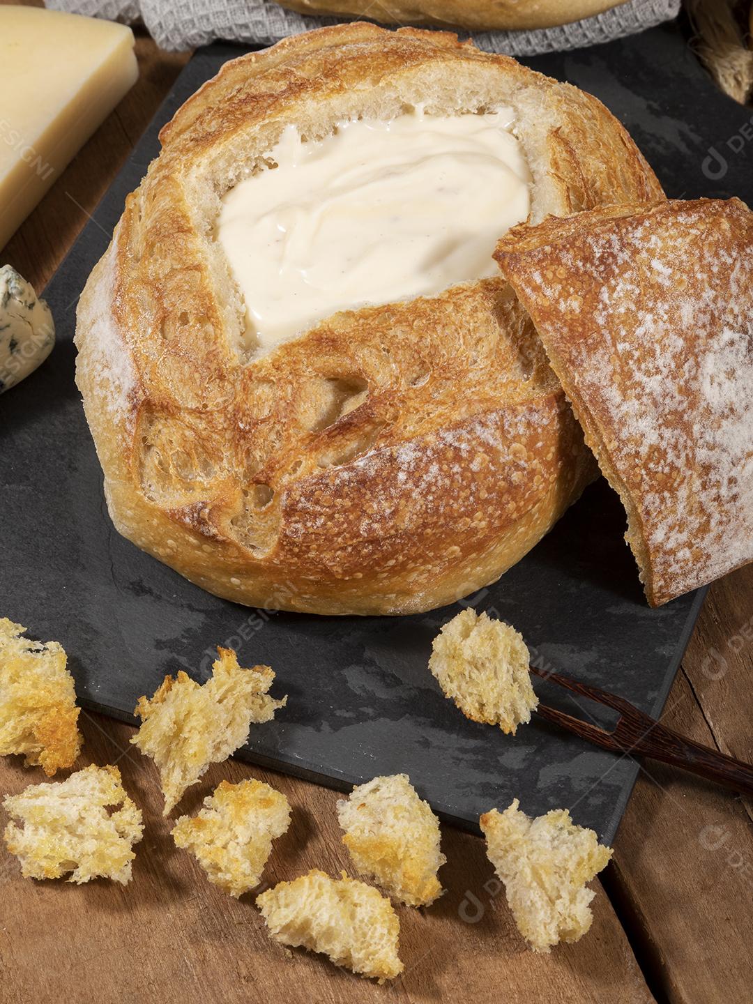 Creme de queijo dentro de pão italiano com croutons Imagem JPG