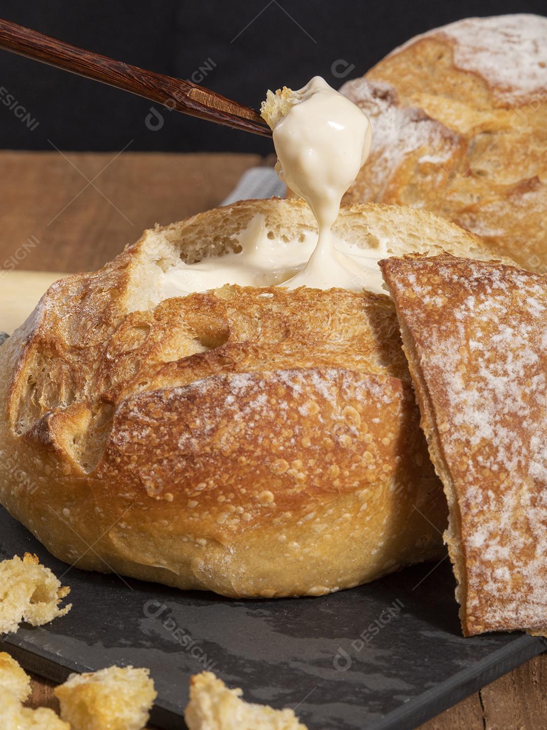 Creme de queijo dentro de pão italiano com croutons Imagem JPG